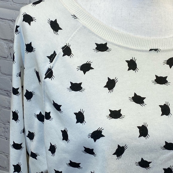 36 point 5 Cropped Black Cat Crewneck - Picture 2 of 3